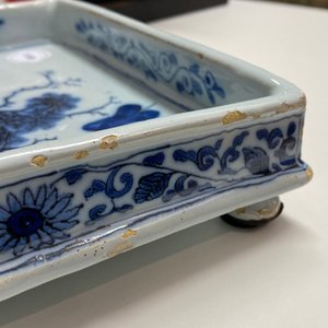 Een blauw-wit Delfts vierkant plateau met chinoiseriedecor, eind 17e eeuw — foto 10