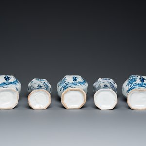 Een blauw-wit Delfts vijfdelig chinoiserie kaststel, 1e kwart 18e eeuw — foto 6