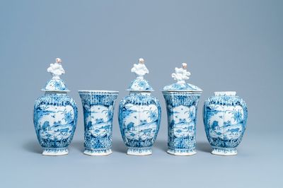 Een blauw-wit Delfts vijfdelig kaststel met chinoiserie decor met herten, 18e eeuw