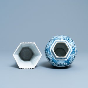 Een blauw-wit Delfts vijfdelig kaststel met chinoiserie decor met herten, 18e eeuw — foto 7