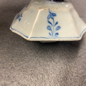 Een blauw-wit Delfts vijfdelig kaststel met floraal chinoiserie decor, 18e eeuw — foto 12