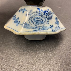 Een blauw-wit Delfts vijfdelig kaststel met floraal chinoiserie decor, 18e eeuw — foto 21