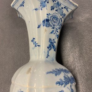 Een blauw-wit Delfts vijfdelig kaststel met floraal chinoiserie decor, 18e eeuw — foto 28