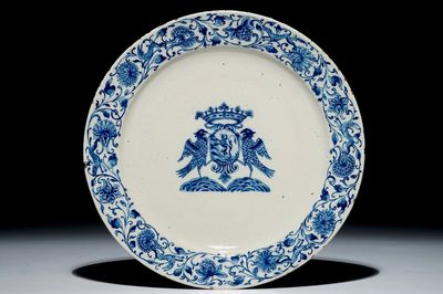 Een blauw-wit Delfts wapenbord, 17e eeuw