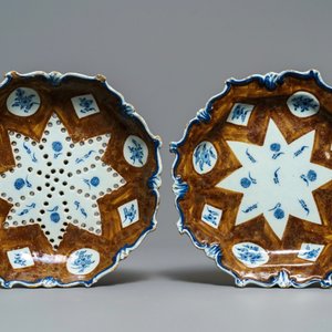 Een blauw-wit en capucijn bruin Delfts aardbeienvergiet op onderschotel, 18e eeuw — foto 2