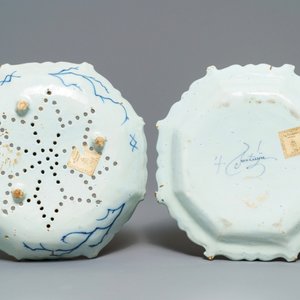 Een blauw-wit en capucijn bruin Delfts aardbeienvergiet op onderschotel, 18e eeuw — foto 3