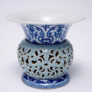 Een blauw-wit en lavendel geglazuurde zhadou kwispedoor met draaiend onderdeel, Qianlong merk, 19/20e eeuw — foto 1