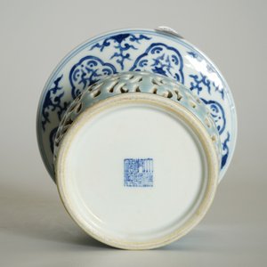 Een blauw-wit en lavendel geglazuurde zhadou kwispedoor met draaiend onderdeel, Qianlong merk, 19/20e eeuw — foto 13