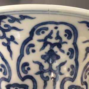 Een blauw-wit en lavendel geglazuurde zhadou kwispedoor met draaiend onderdeel, Qianlong merk, 19/20e eeuw — foto 15