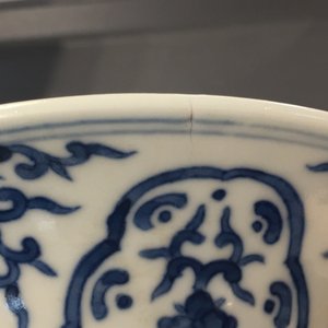 Een blauw-wit en lavendel geglazuurde zhadou kwispedoor met draaiend onderdeel, Qianlong merk, 19/20e eeuw — foto 16