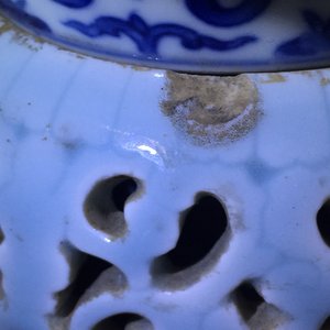 Een blauw-wit en lavendel geglazuurde zhadou kwispedoor met draaiend onderdeel, Qianlong merk, 19/20e eeuw — foto 18