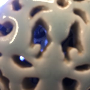 Een blauw-wit en lavendel geglazuurde zhadou kwispedoor met draaiend onderdeel, Qianlong merk, 19/20e eeuw — foto 19