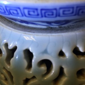 Een blauw-wit en lavendel geglazuurde zhadou kwispedoor met draaiend onderdeel, Qianlong merk, 19/20e eeuw — foto 20