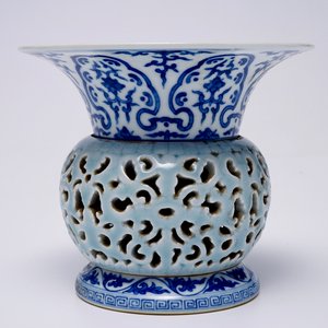 Een blauw-wit en lavendel geglazuurde zhadou kwispedoor met draaiend onderdeel, Qianlong merk, 19/20e eeuw — foto 2