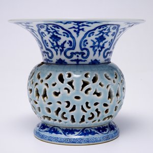 Een blauw-wit en lavendel geglazuurde zhadou kwispedoor met draaiend onderdeel, Qianlong merk, 19/20e eeuw — foto 4