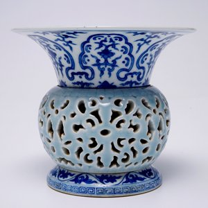 Een blauw-wit en lavendel geglazuurde zhadou kwispedoor met draaiend onderdeel, Qianlong merk, 19/20e eeuw — foto 5