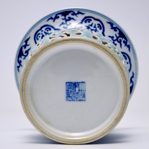 Een blauw-wit en lavendel geglazuurde zhadou kwispedoor met draaiend onderdeel, Qianlong merk, 19/20e eeuw — foto 7