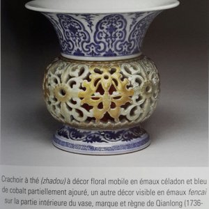 Een blauw-wit en lavendel geglazuurde zhadou kwispedoor met draaiend onderdeel, Qianlong merk, 19/20e eeuw — foto 8