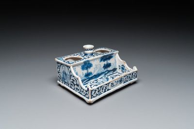 Een blauw-wit inktstel in Delftse stijl, wellicht Duitsland, gesigneerd en gedateerd 1715