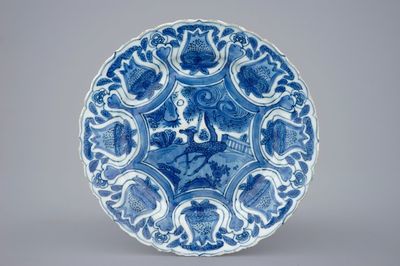 Een blauw-wit kraak porseleinen bord met een hert, Wanli, 1573-1619