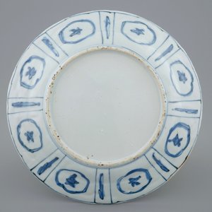 Een blauw-wit kraak porseleinen bord met een kraanvogel, Wanli, 1573-1619 — foto 2