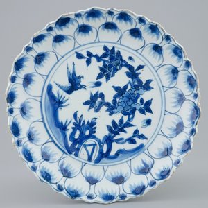 Een blauw-wit kraak porseleinen bord met lotus decor, Wanli, 1573-1619 — foto 1