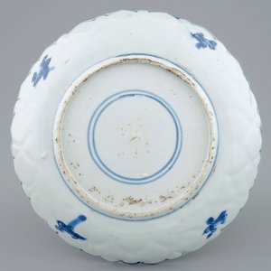 Een blauw-wit kraak porseleinen bord met lotus decor, Wanli, 1573-1619 — foto 2