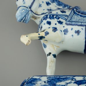 Een blauw-wit paard, Delft, 18e eeuw — foto 8