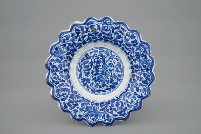 Een blauw-wit plooischoteltje, wellicht Haarlem, 17e eeuw