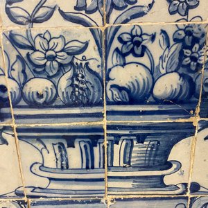 Een blauw-wit Portugees tegeltableau met een urne gevuld met bloemen en fruit, 18e eeuw — foto 11