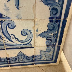 Een blauw-wit Portugees tegeltableau met een urne gevuld met bloemen en fruit, 18e eeuw — foto 13
