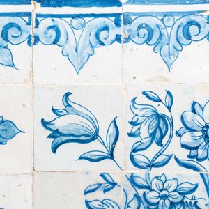Een blauw-wit Portugees tegeltableau met een urne gevuld met bloemen en fruit, 18e eeuw — foto 3