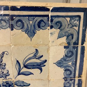 Een blauw-wit Portugees tegeltableau met een urne gevuld met bloemen en fruit, 18e eeuw — foto 9