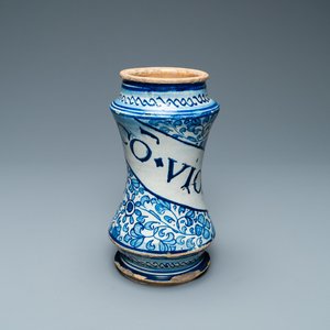 Een blauw-witte 'a foglie' albarello in Antwerpse majolica, midden 16e eeuw — foto 1