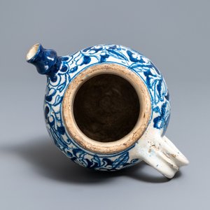 Een blauw-witte 'a foglie' siroopkan in Antwerpse majolica, 2e helft 16e eeuw — foto 6