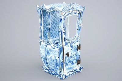 Een blauw-witte aardewerken draagstoel in Delftse stijl, Frankrijk, 19e eeuw