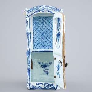 Een blauw-witte aardewerken draagstoel in Delftse stijl, Frankrijk, 19e eeuw — foto 7