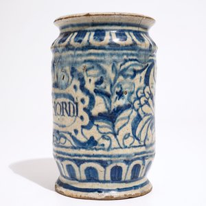 Een blauw-witte albarello in Antwerpse majolica, ca. 1580 — foto 4