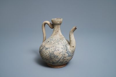 Een blauw-witte Annamese kendi met vissen, Vietnam, 15/16e eeuw