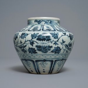 Een blauw-witte Annamese vaas met floraal decor, Vietnam, 15/16e eeuw — foto 3