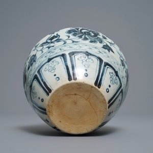 Een blauw-witte Annamese vaas met floraal decor, Vietnam, 15/16e eeuw — foto 6