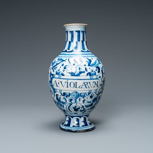 Een blauw-witte Antwerpse majolica 'a foglie' apothekersfles, 2e helft 16e eeuw — foto 1