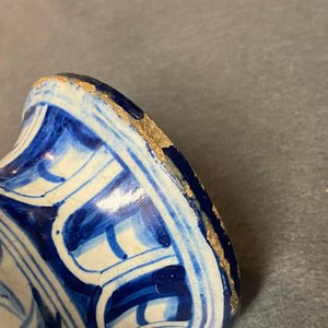 Een blauw-witte Antwerpse majolica 'a foglie' apothekersfles, 2e helft 16e eeuw — foto 16