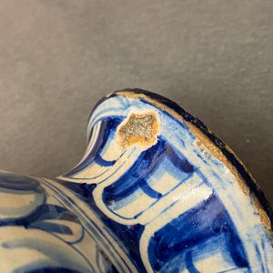 Een blauw-witte Antwerpse majolica 'a foglie' apothekersfles, 2e helft 16e eeuw — foto 18