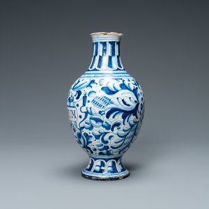 Een blauw-witte Antwerpse majolica 'a foglie' apothekersfles, 2e helft 16e eeuw — foto 2