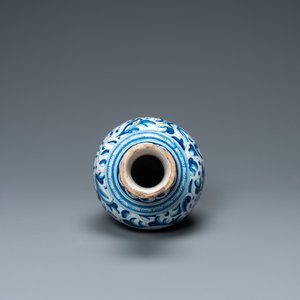 Een blauw-witte Antwerpse majolica 'a foglie' apothekersfles, 2e helft 16e eeuw — foto 5