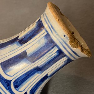 Een blauw-witte Antwerpse majolica 'a foglie' apothekersfles, 2e helft 16e eeuw — foto 10