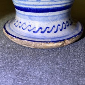 Een blauw-witte Antwerpse majolica siroopkan, gedateerd 1549 — foto 17