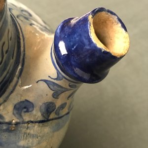 Een blauw-witte Antwerpse majolica siroopkan, gedateerd 1549 — foto 9