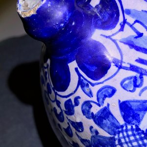 Een blauw-witte Antwerpse majolica siroopkan, gedateerd 1609 — foto 11